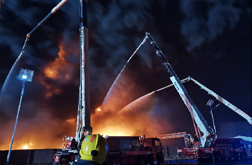 星空官网数十辆举高喷射消防车救援河北沧州南大港产业园区火灾