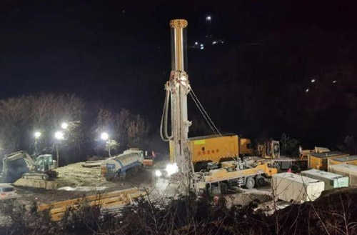 星空官网携XSC1200车载深井钻机星夜前往栖霞开展金矿救援工作