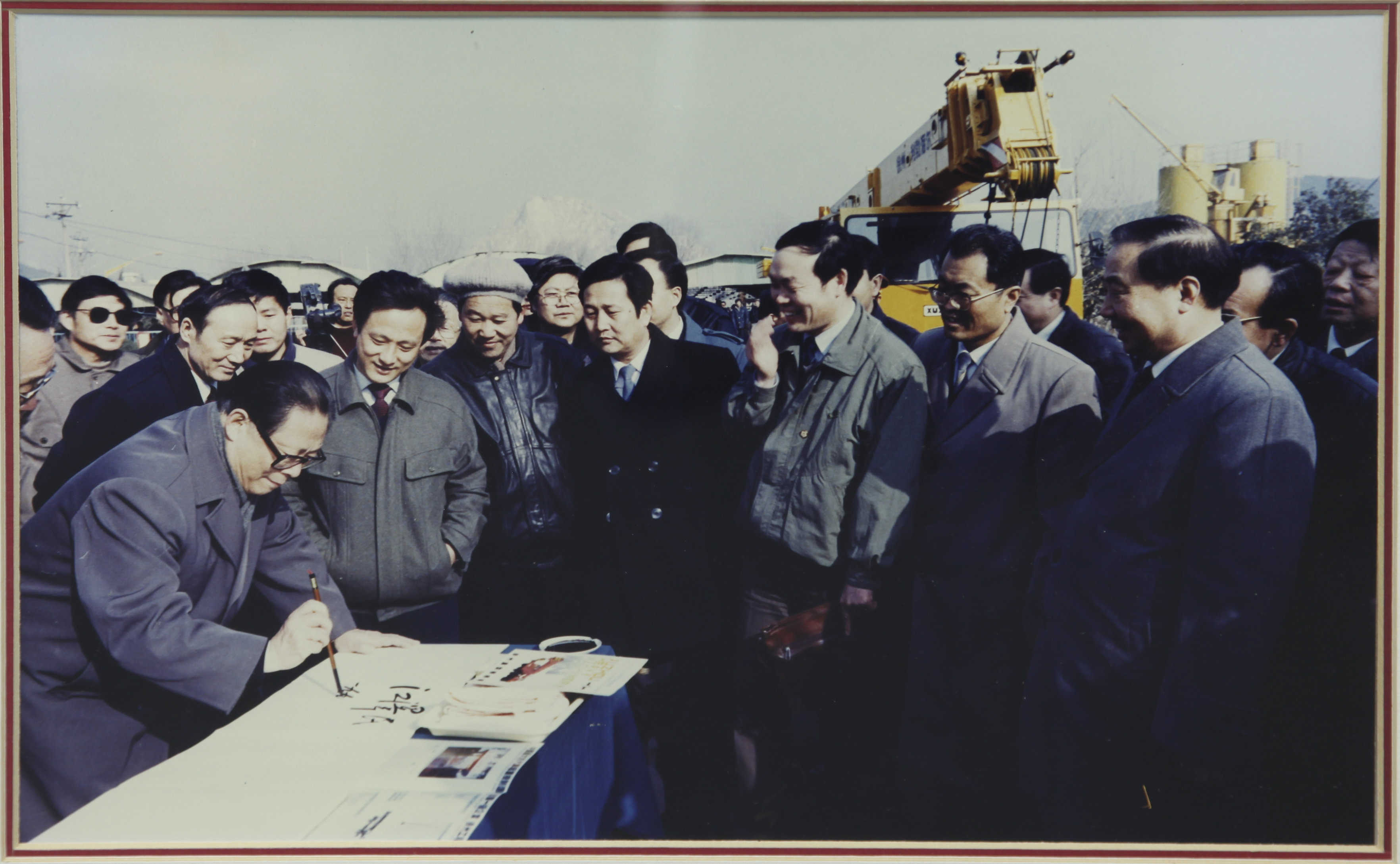 江泽民同志视察星空官网集团并题名勉励