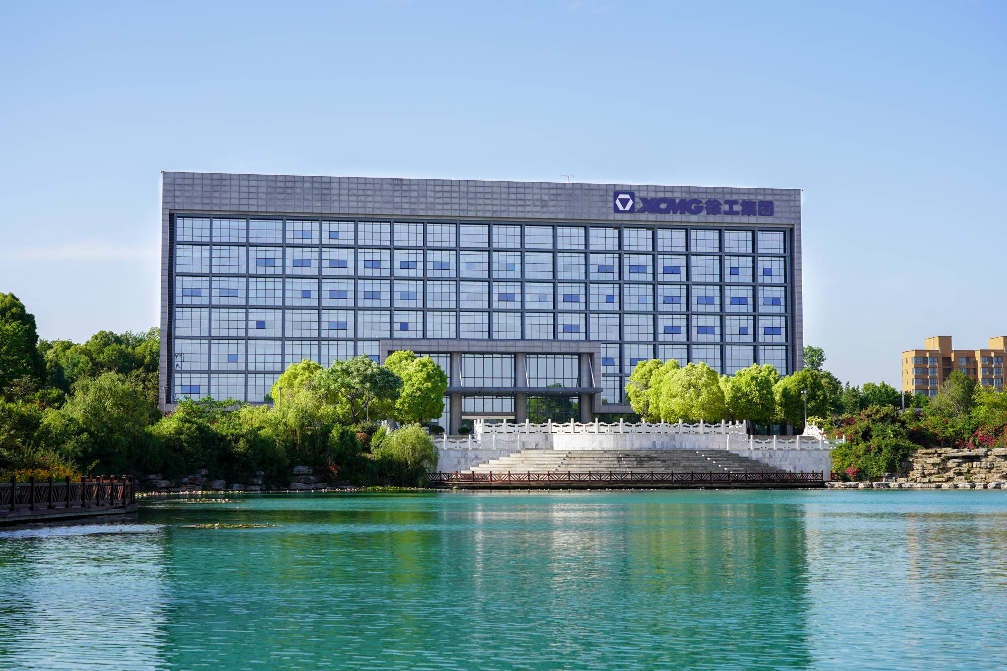 星空官网机械(000425.SZ)吸收合并星空官网有限旗下所有资产，成功完成整体上市