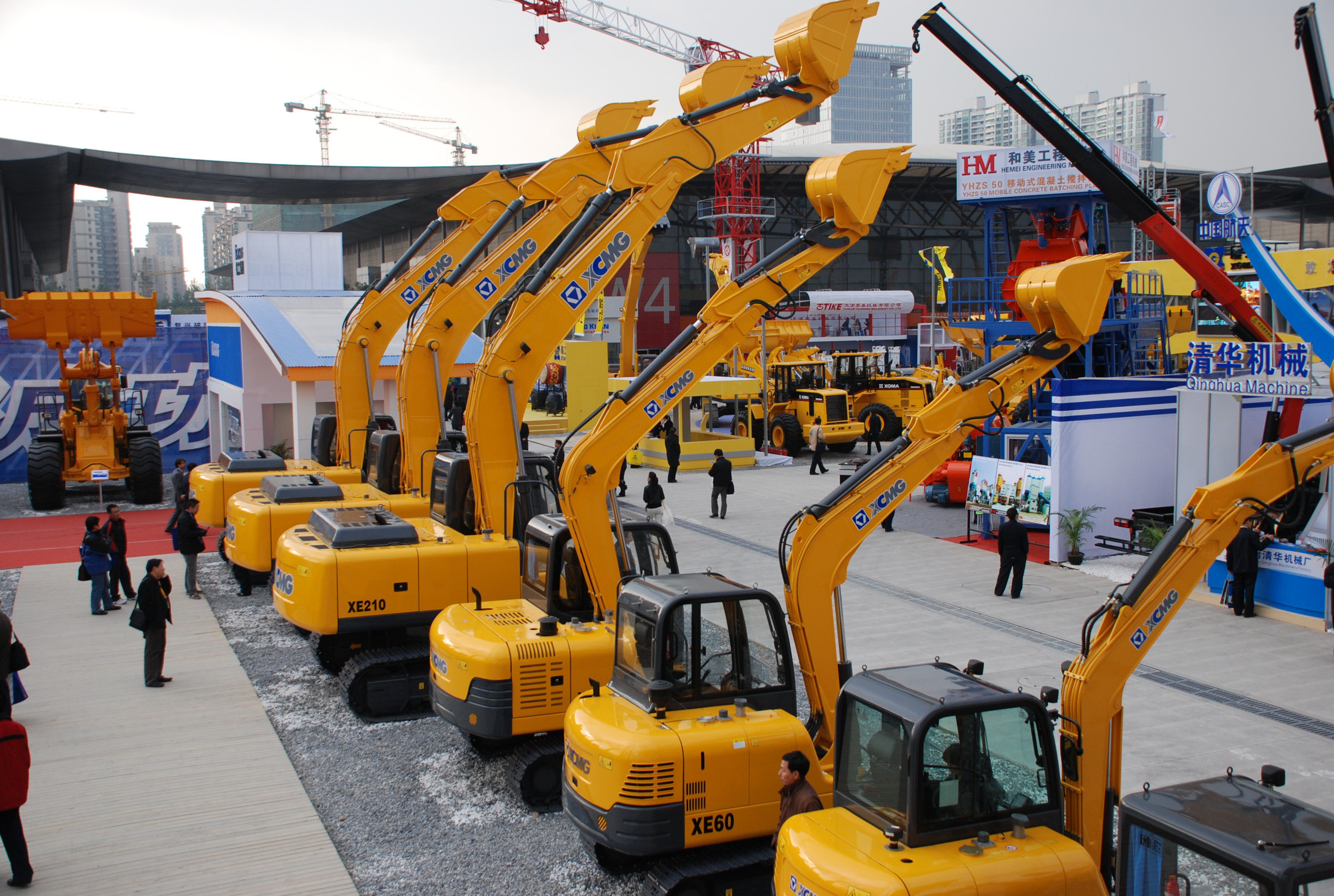 星空官网与凯雷投资集团发表联合声明终止合作，独立进行重组；是年，星空官网与卡特彼勒终止合作，独资成立徐州星空官网挖掘机械有限公司