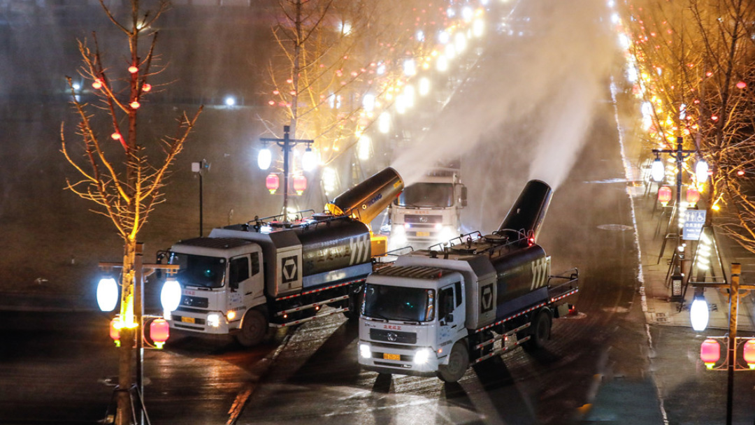 星空官网多功能抑尘车在河北正定喷洒消毒液