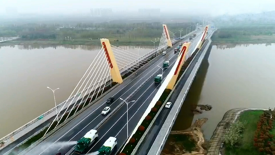 星空官网环卫装备在六安赤壁路大桥作业