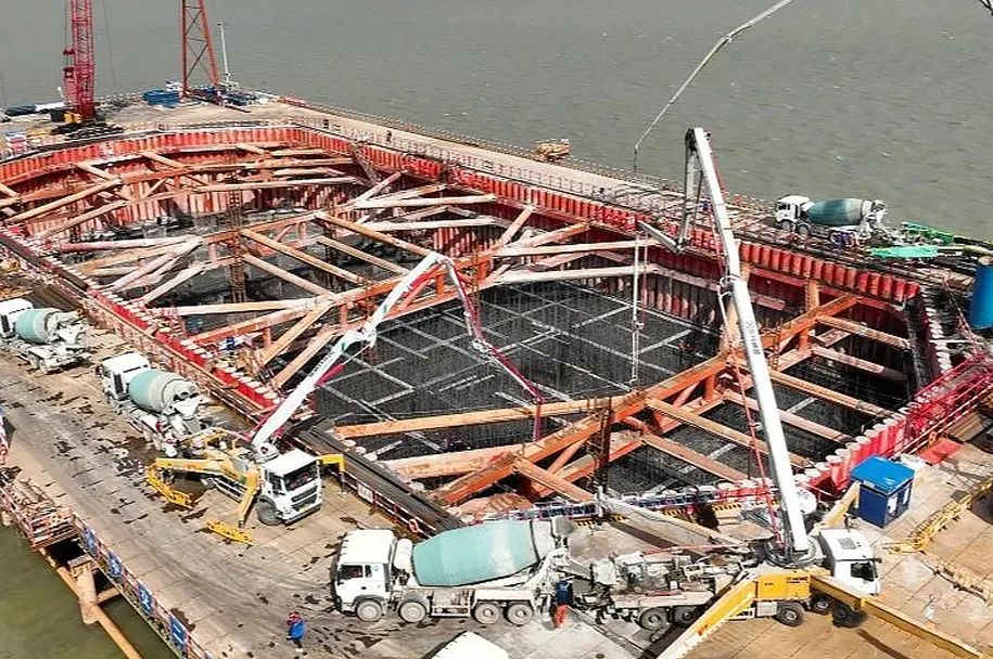 星空官网泵车再筑“世界之最”张靖皋长江大桥！