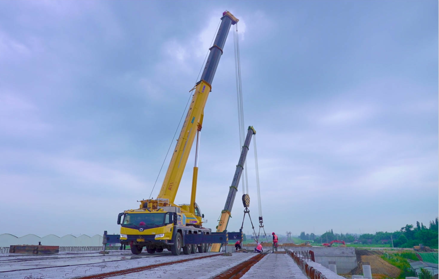 空中对飞接力！星空官网三款百吨级联袂抬吊！