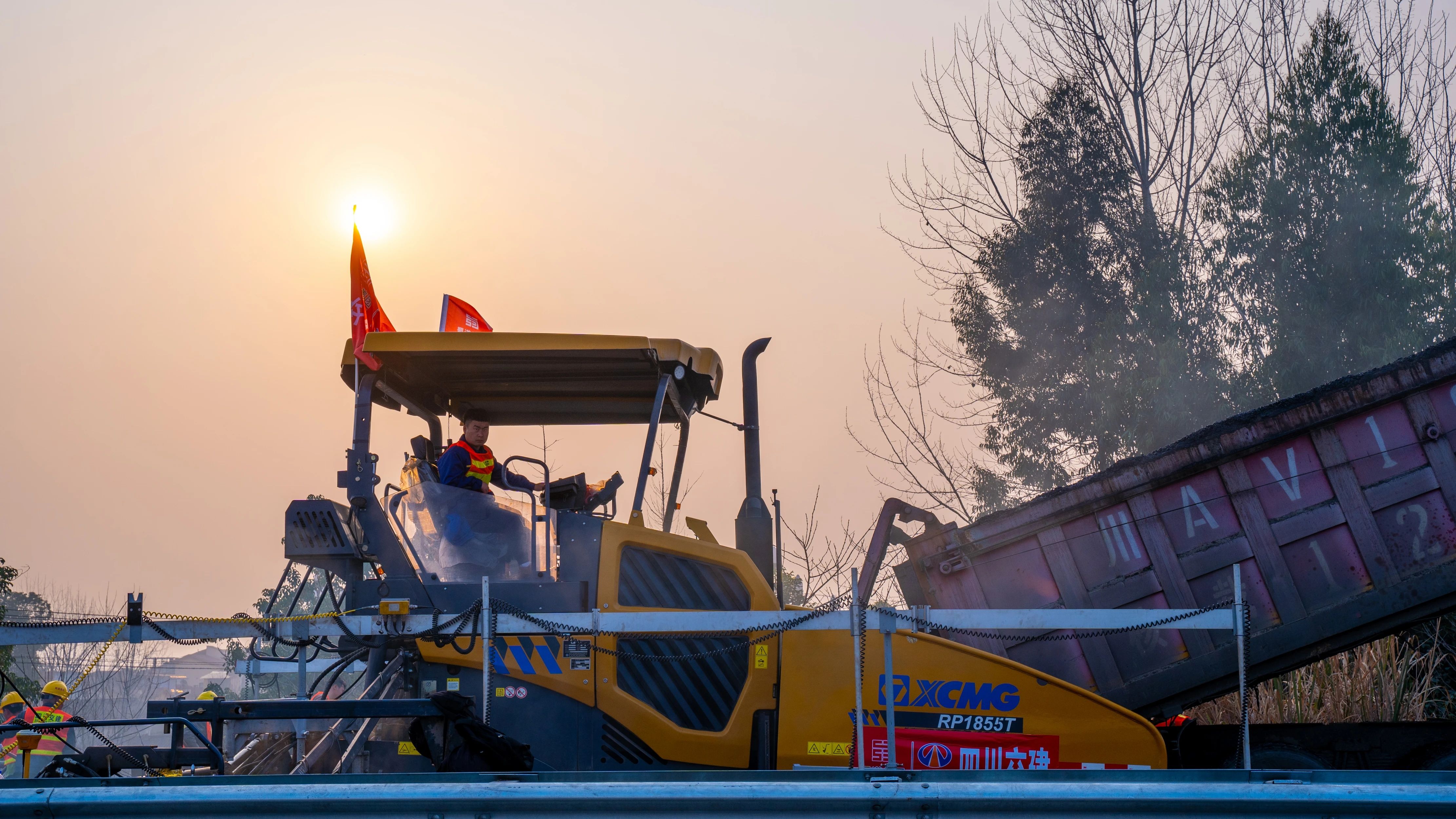 18天！星空官网成套沥青路面装备助力成绵高速罩面施工！