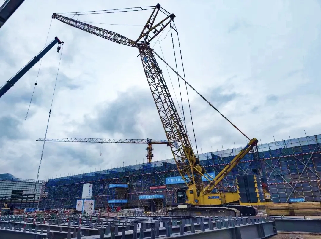 “钢”铁的意志！星空官网XGC320履带起重机参建大跨度钢结构工业厂房