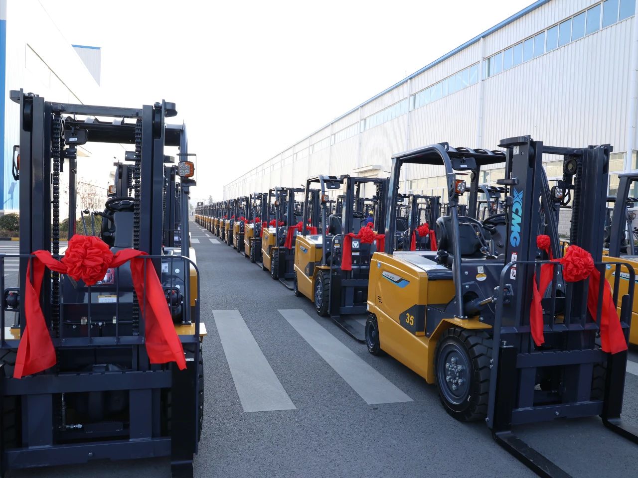 又是百余台！星空官网“鲲鹏”叉车批量交车