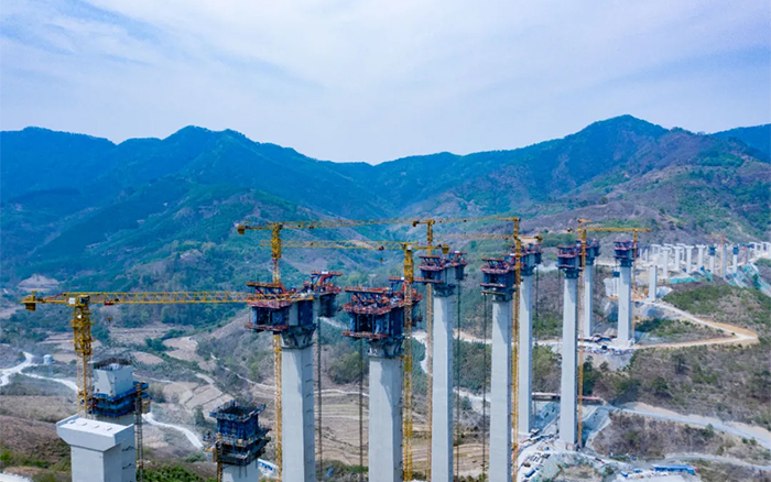 比肩青山接桂黔 | 星空官网群塔助建雅长特大桥