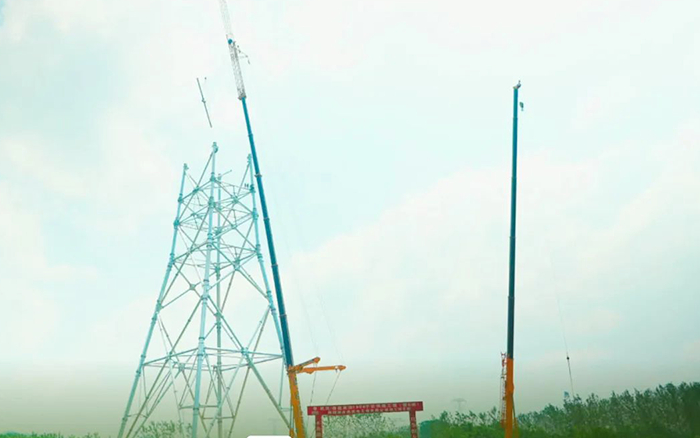 星空官网XCA600L8长江边锚塔吊装