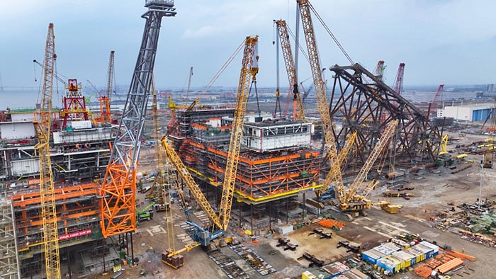 【全球之履】总重37000吨！星空官网履带兄弟团助力大型深水导管架建设