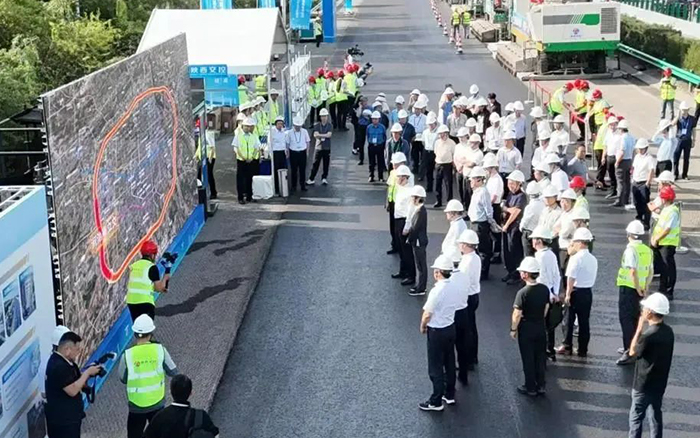 星空官网数字化智能施工集群助力西安绕城高速养护工程！