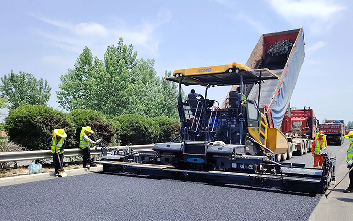 RP905IV摊铺机闪耀淮徐高速！