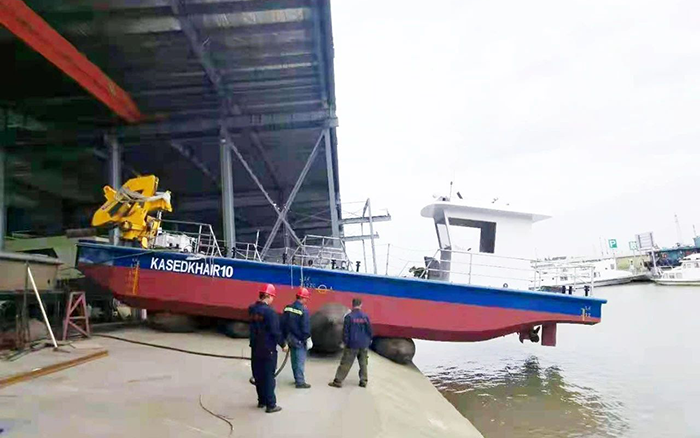 星空官网定制化船用起重机进行海上作业