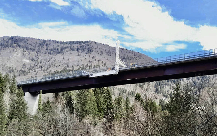 背靠阿尔卑斯山脉，星空官网桥梁检测车“C位”打卡