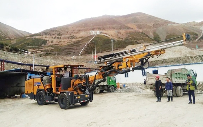 铁矿开采，星空官网矿用液压掘进钻车先入为主！