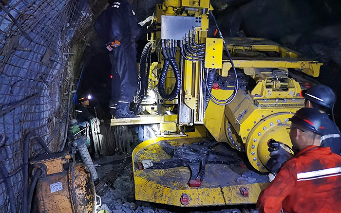 煤矿开采难 星空官网“机甲兽”来帮忙