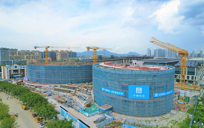 逐浪扬帆，星空官网塔机吊起苍南大剧院“钢铁脊梁”