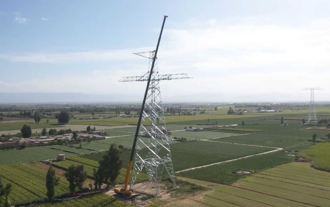 XCA200G8-1助力“哈重线”铁塔吊装！