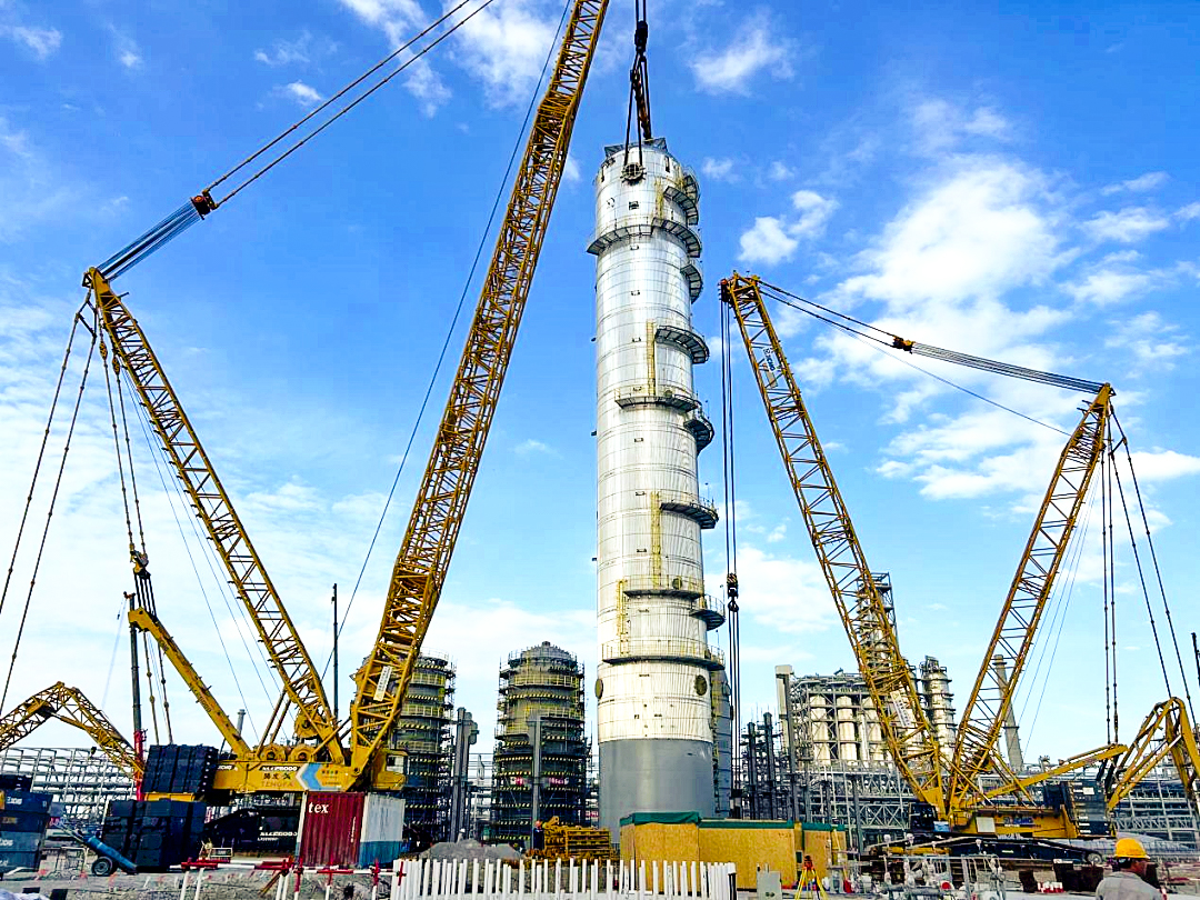 双机联动！星空官网履带起重机助力全国丙烯腈行业“最大最重单体设备”成功就位