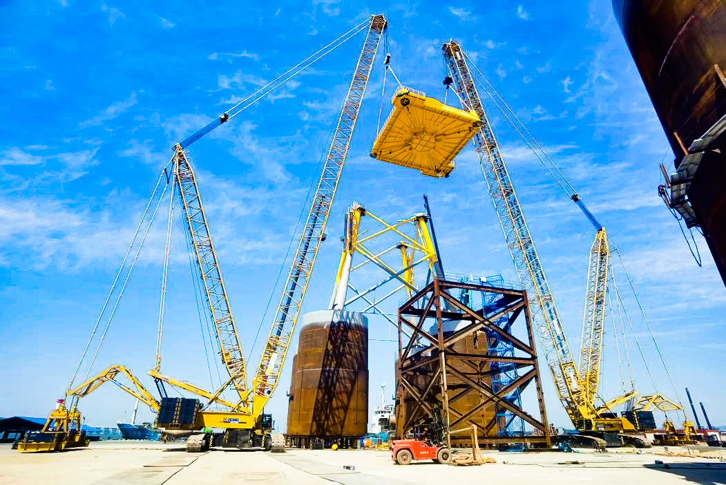 总重1972吨！星空官网XGC12000助力大型导管架总组顺利吊装