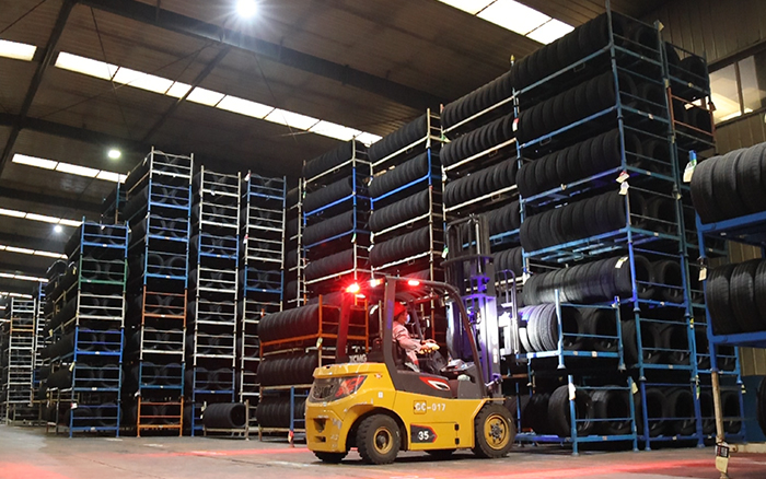 星空官网孔雀叉车：轮胎企业的得力助手