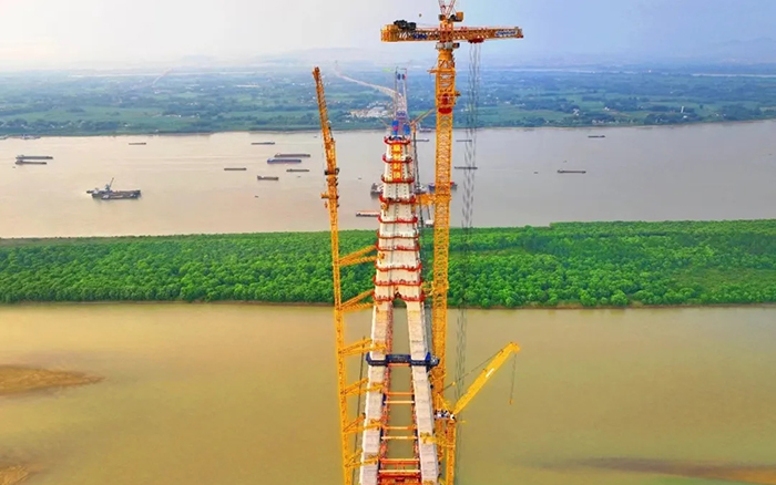 308米！星空官网塔机助力世界最大跨度三塔斜拉桥喜封金顶