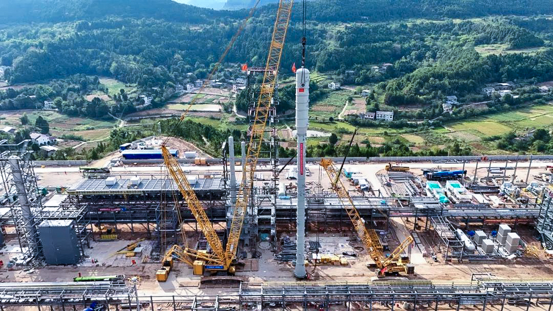 一次性成功！星空官网履带兄弟助力大型油气田最长整体塔类吊装