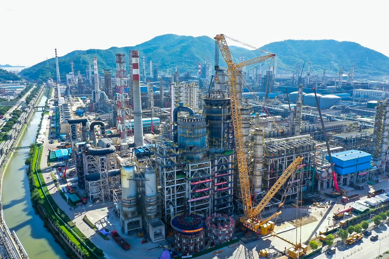 吊重达648.6吨！XLC30000助力石化设备大检修