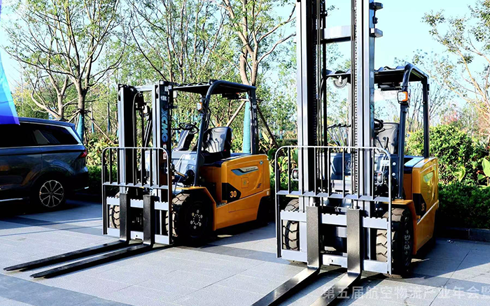  星空官网叉车亮相第五届航空物流产业年会