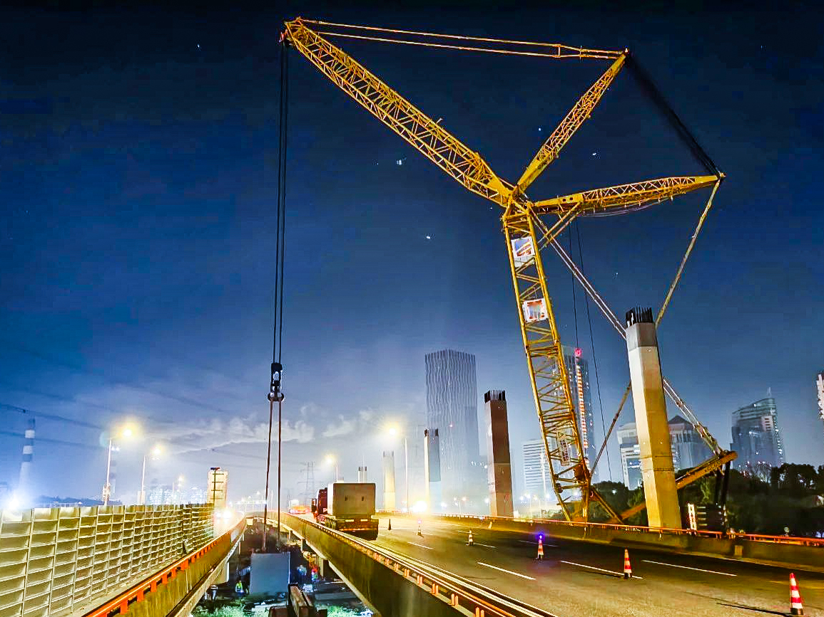 仅用4小时！XGC650跨高速助力沿江通道钢盖梁成功吊装
