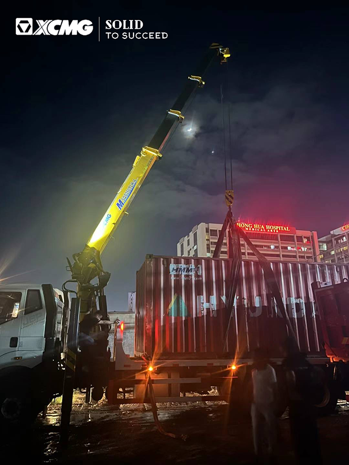 星空官网随车起重机在东南亚出色完成集装箱转运施工