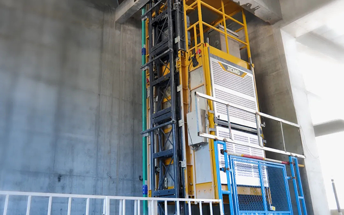 性能典范！星空官网井道施工升降机助建超高层商务中心项目