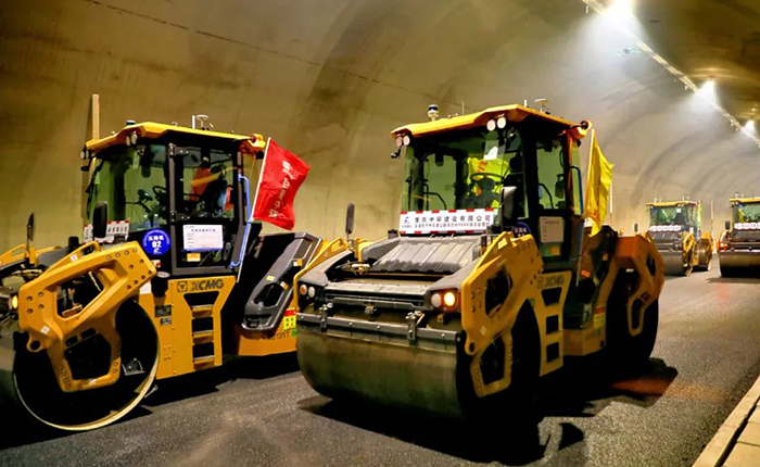 来看星空官网智慧→重庆首次山区特长隧道无人摊铺施工