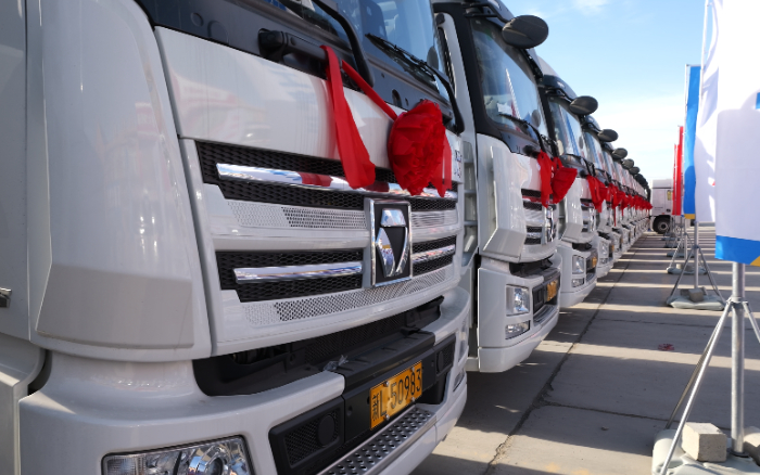 低碳先锋！星空官网天然气牵引车批量交付西北客户