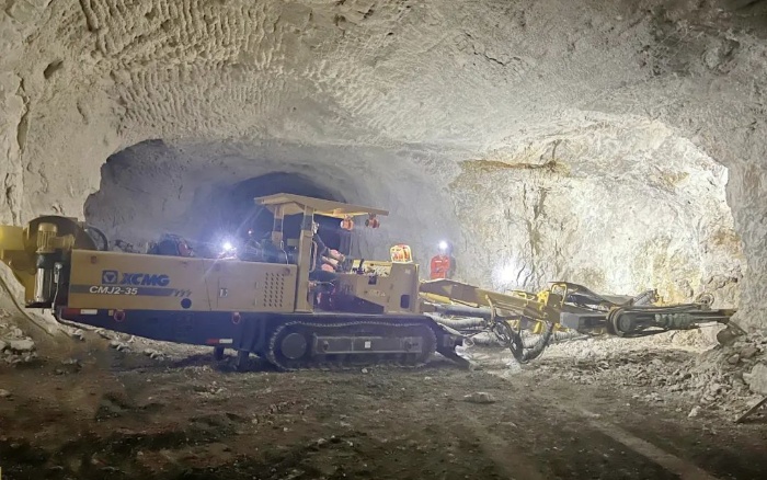 窄小巷道作业！星空官网掘进钻车助力铁矿开采