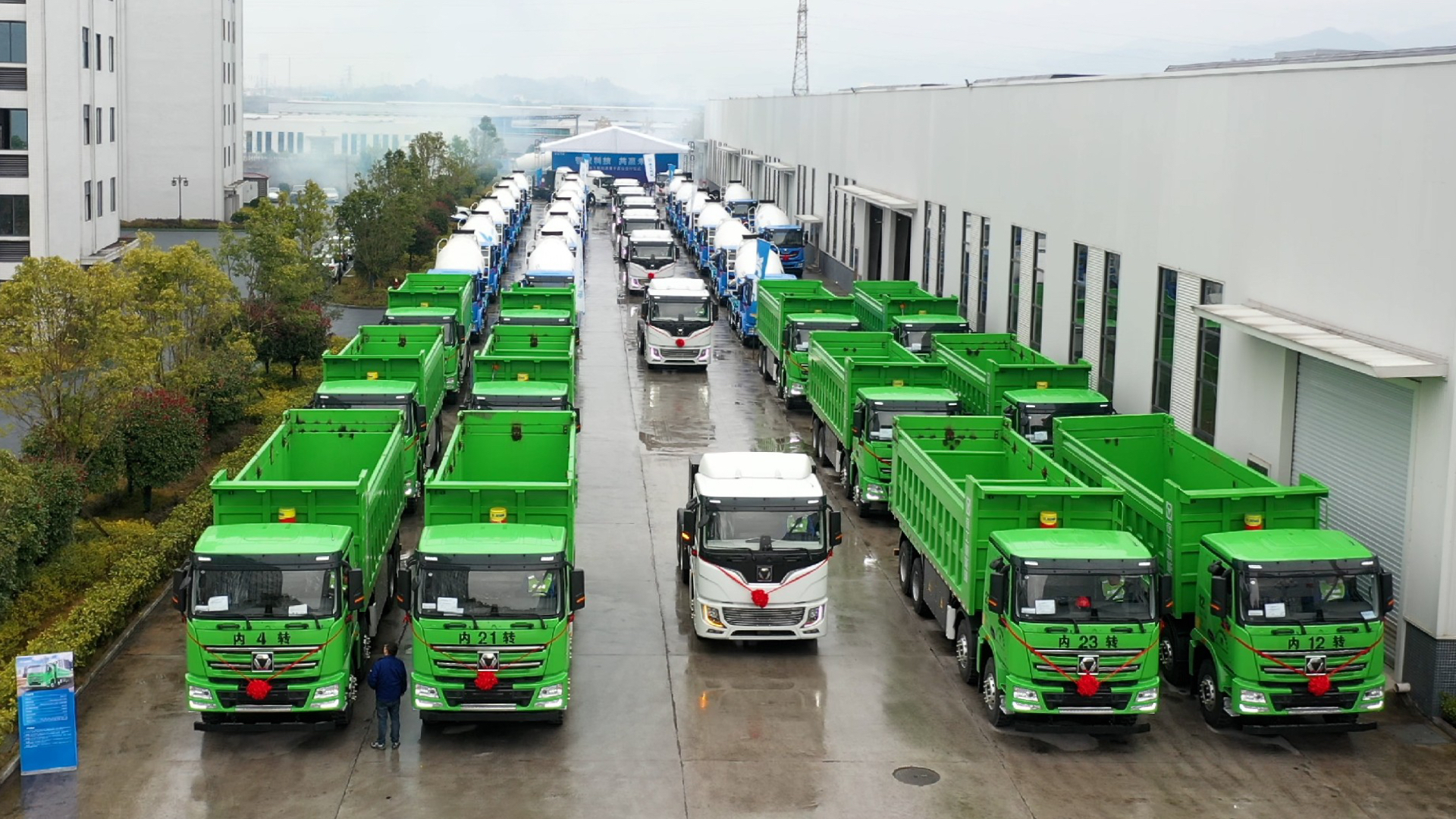  百台星空官网新能源成套化运输设备交付盛况直击