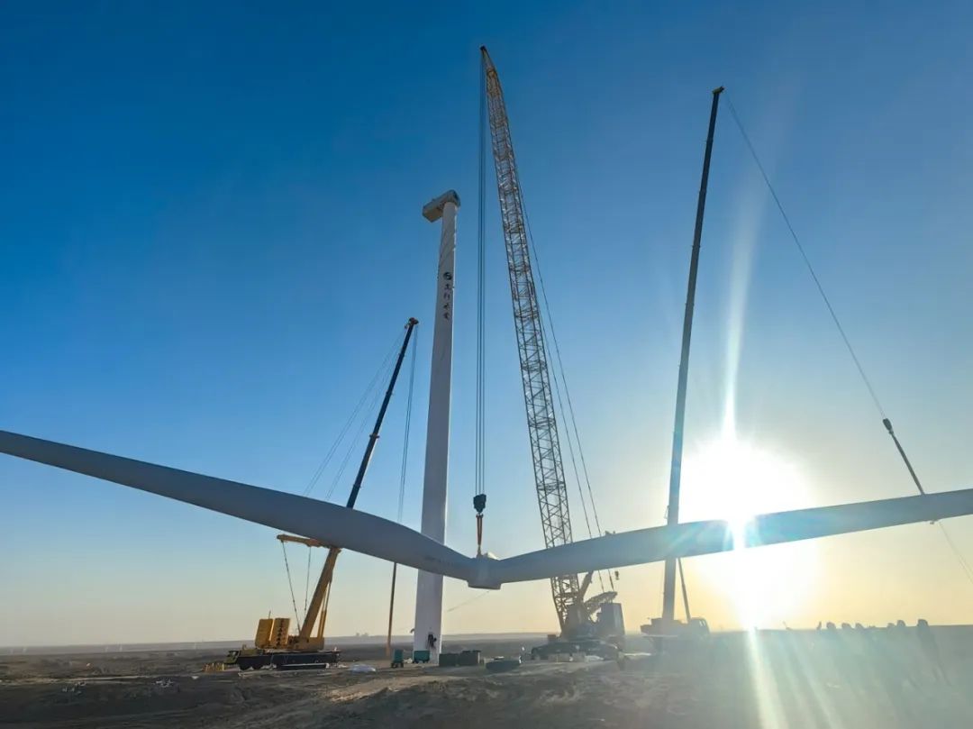 “零偏差”！西北戈壁现风电“超级大片”，星空官网XLC18000M领衔多机协同吊装
