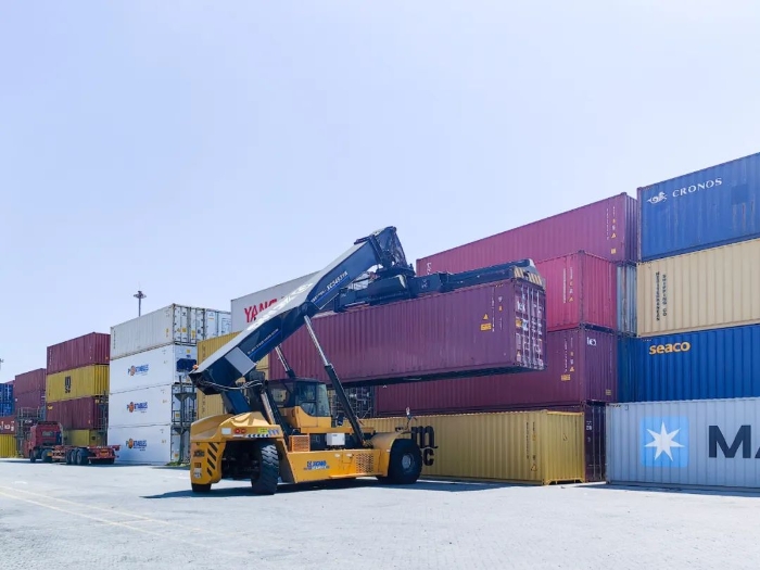 性能优越！星空官网正面吊助力海铁联运发展