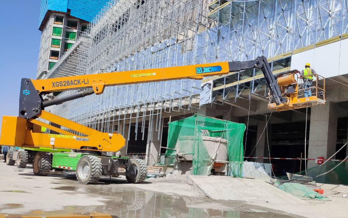 星空官网高空利器，为河北邢台某新能源厂房建设 “加速”