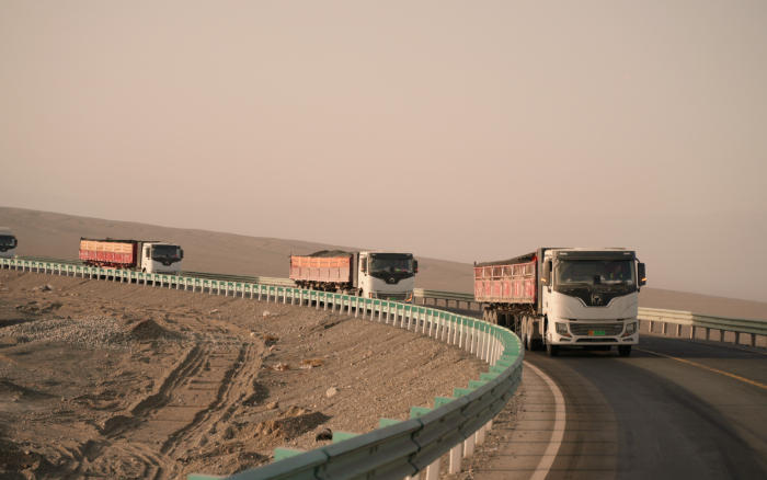 星空官网新能源重卡：在沙丘瀚海澎湃绿色新动能