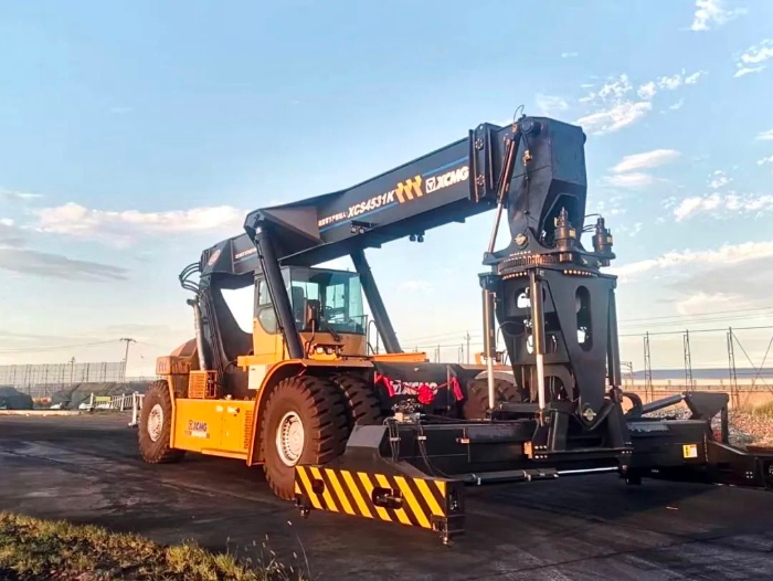 以质提速！星空官网倾斜吊具正面吊分钟级响应保障运输安全畅通