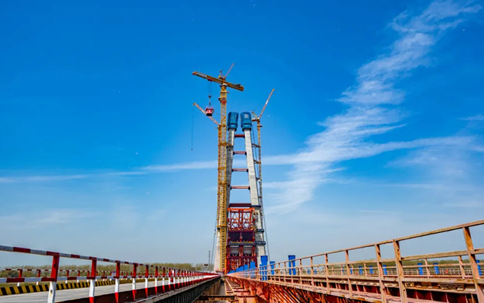 全球最大塔机亮相央视！星空官网助力马鞍山长江大桥主塔吊装
