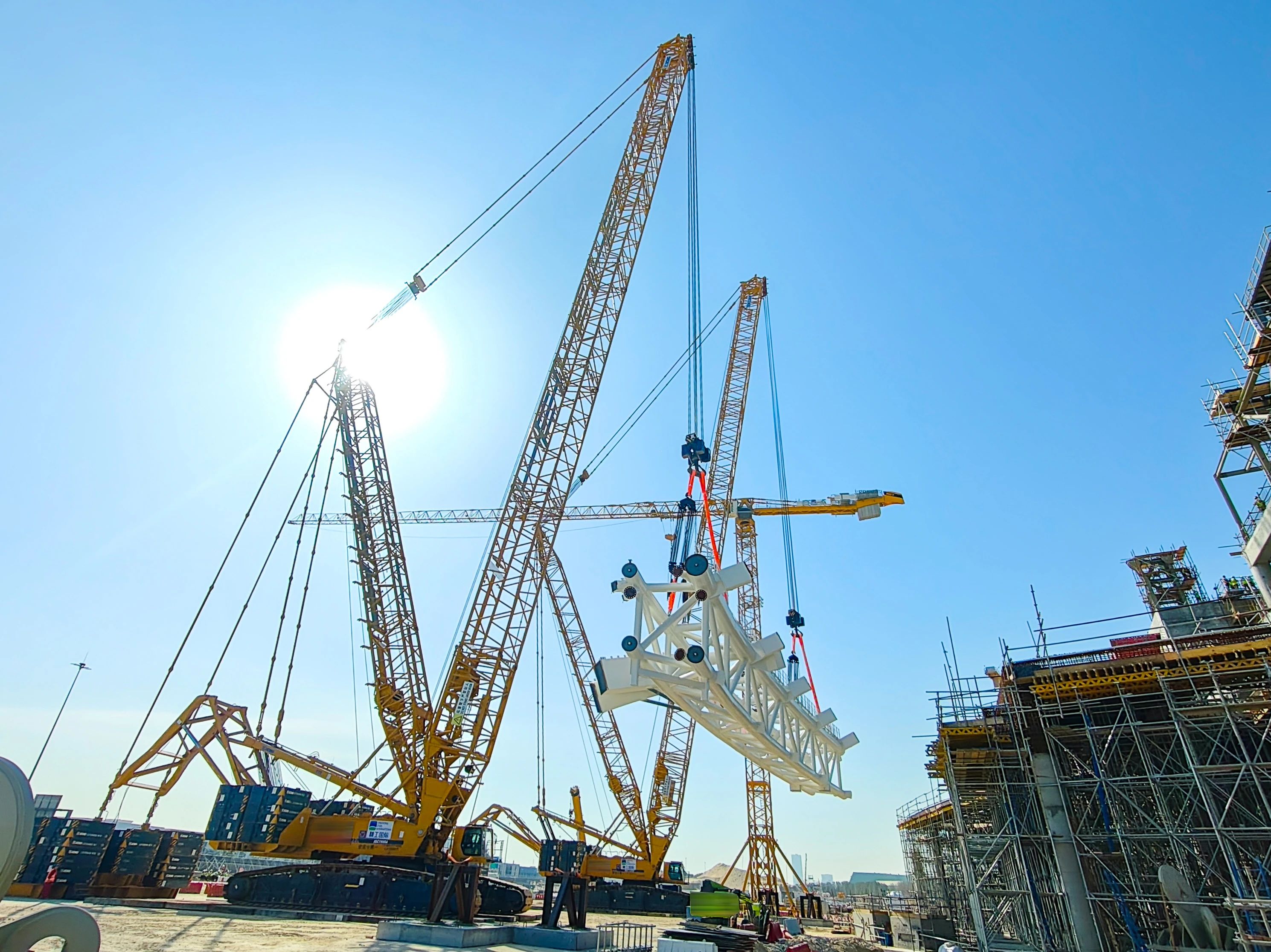 毫米级精度托举世界杯梦想——星空官网履带起重机奋战沙特！