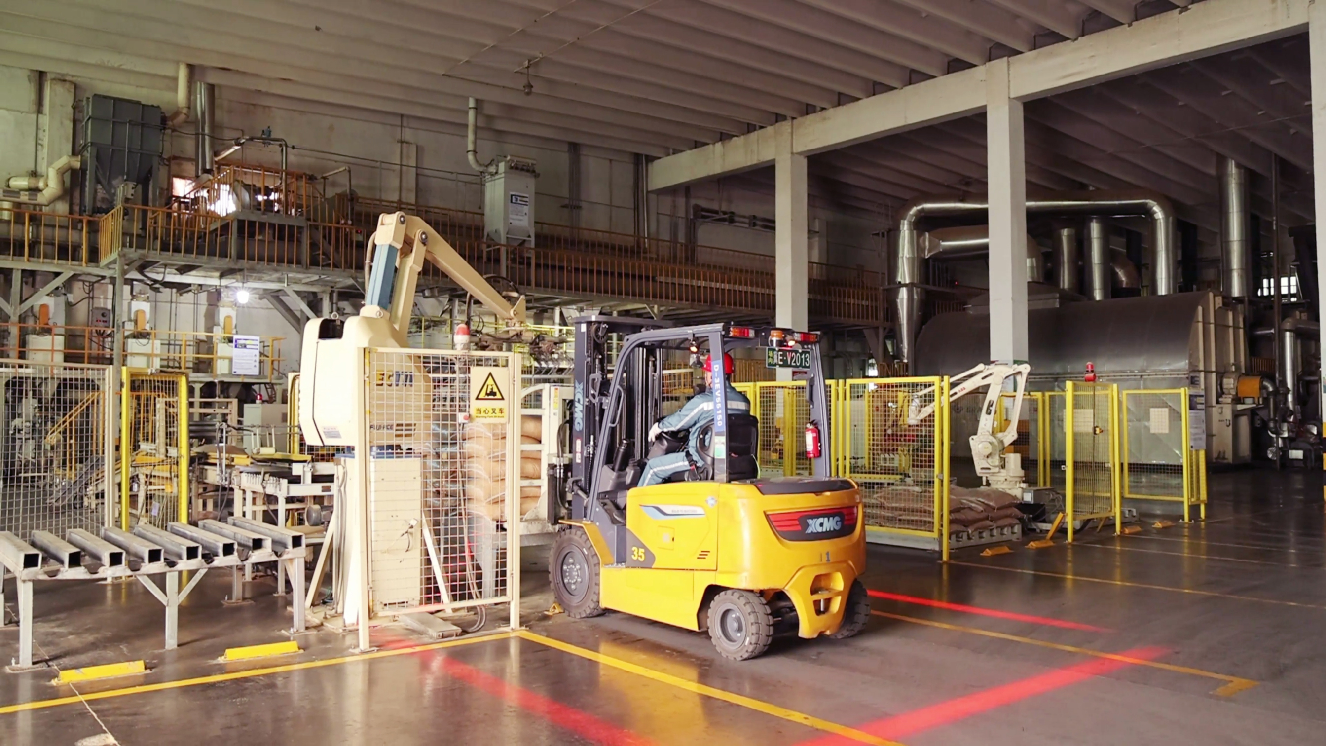 星空官网鲲鹏系列新能源叉车，食品厂物料搬运新方案