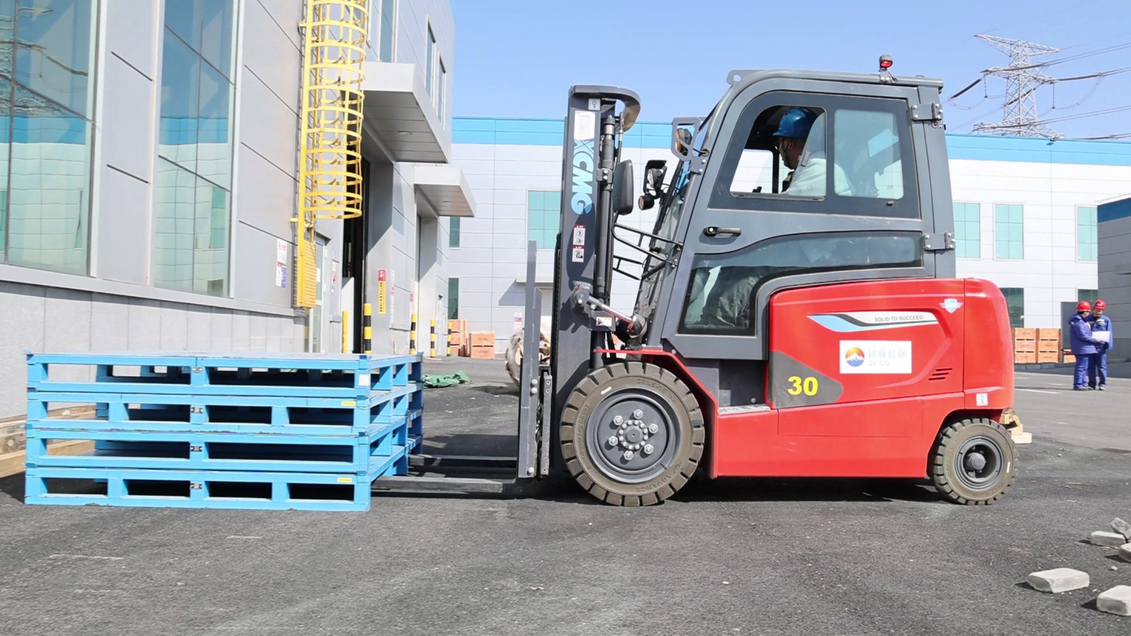 小巧精悍，星空官网鲲鹏系列电动平衡重叉车制造业大展身手