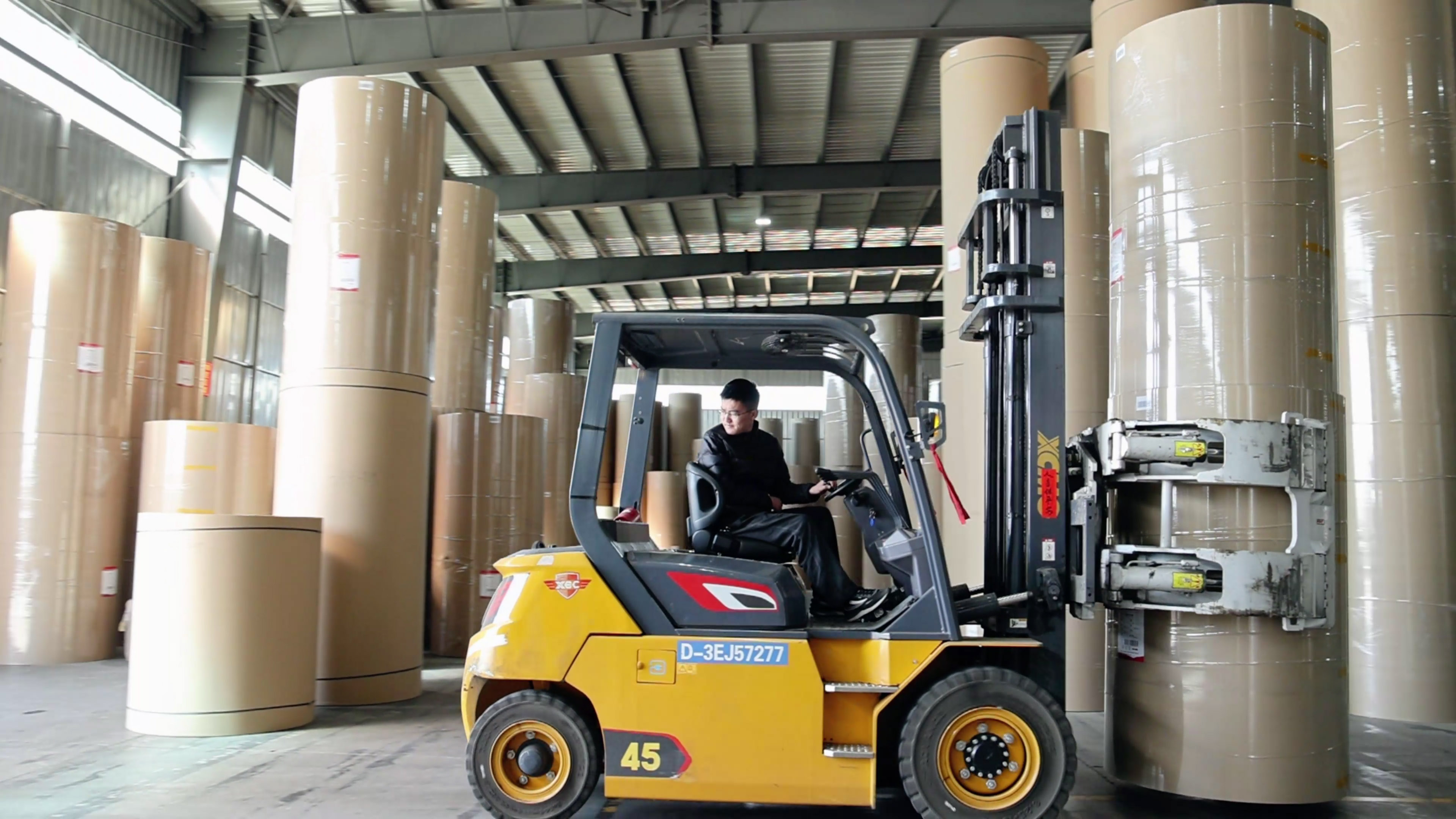 纸卷厂搬运利器，星空官网孔雀系列高压重载电动叉车