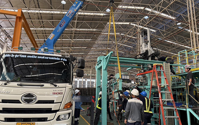 随车吊界 “卷王” 现身东南亚厂房，一机顶十台