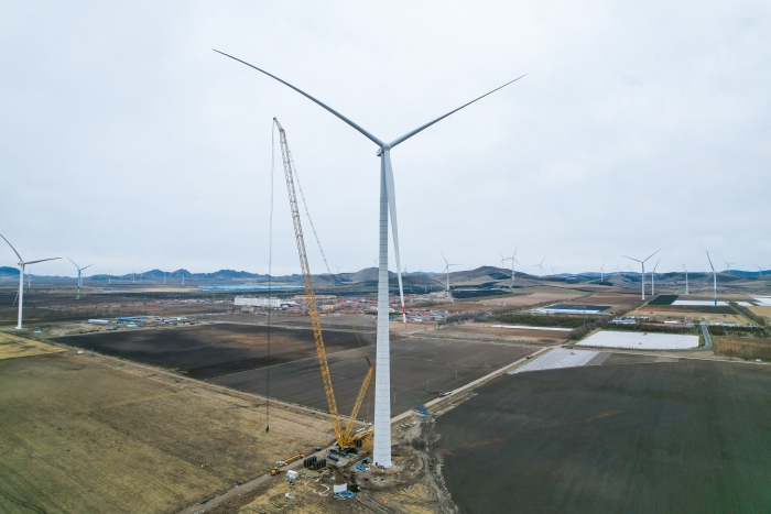 高空之巅，再铸荣光！XLC18000M助力大型风电场首台185米风机成功吊装