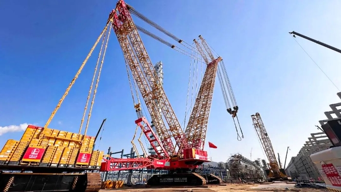 全球首台问世的4000吨履带式起重机，再创国内吊装新纪录！